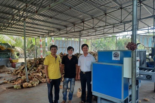 Chế tạo thành công máy tách vỏ dừa tự động

