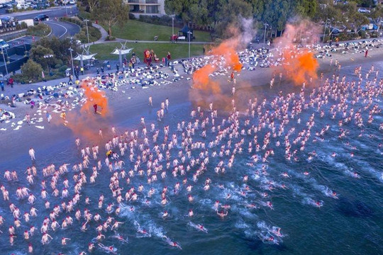 Lễ hội tắm khỏa thân tại Australia thu hút hơn 2000 người
