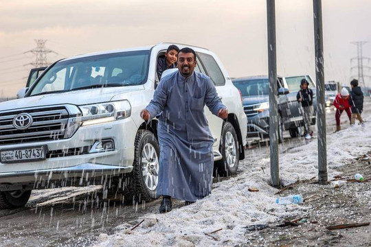 Người dân Kuwait 'ăn mừng' thời tiết hiếm gặp - mưa đá
